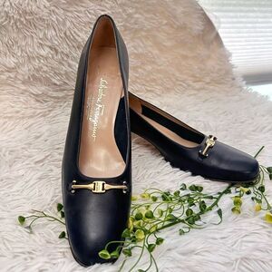 Salvatore Ferragamo‎ Vintage Navy Leather Pumps Gold tone Band accent 9.5AA
